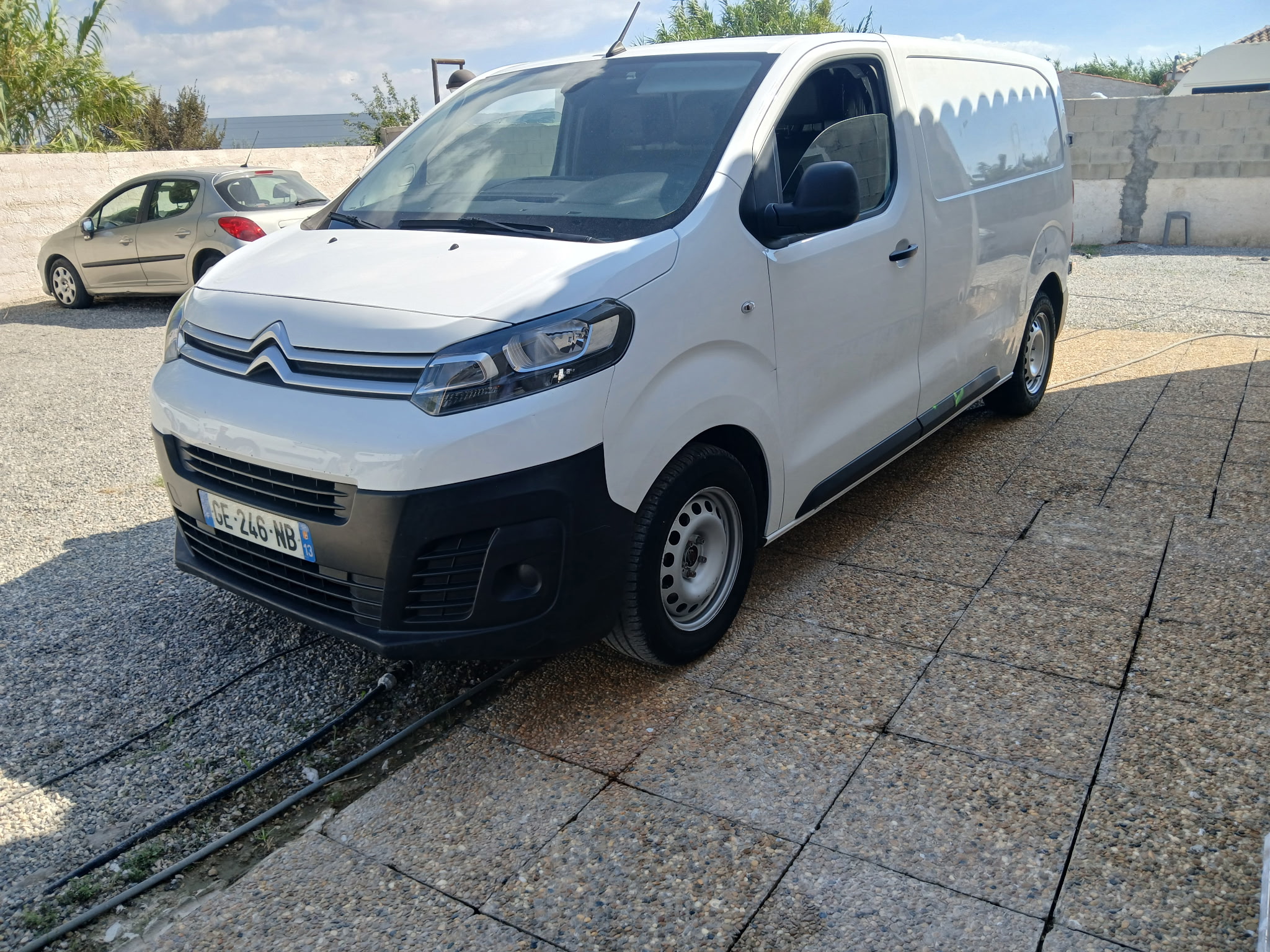 Utilitaire Citroën blanc photographié en extérieur